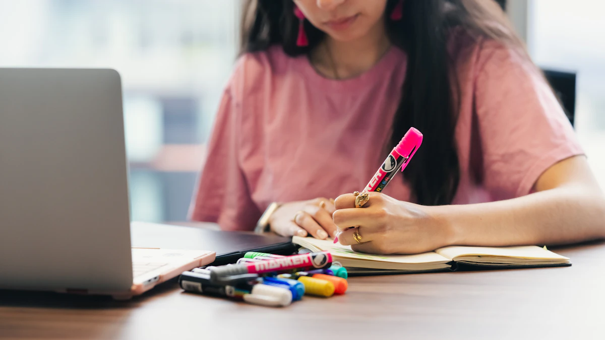 Studentessa che riorganizza appunti presi al computer in un quaderno